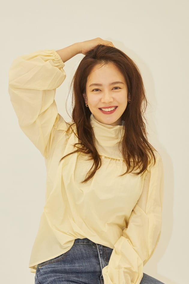 티빙 오리지널 '마녀식당으로 오세요'에서 마녀식당의 사장이자 신비로운 매력을 지닌 시크한 마녀 조희라 역으로 열연한 배우 송지효. /사진제공=크리에이티브그룹아이엔지