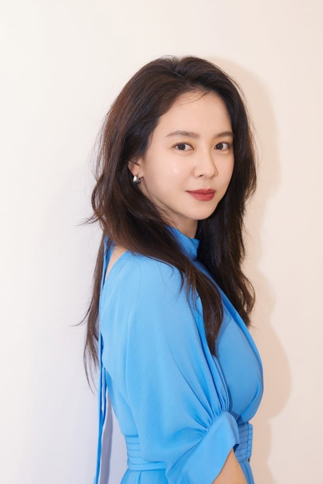 티빙 오리지널 '마녀식당으로 오세요'에서 마녀식당의 사장이자 신비로운 매력을 지닌 시크한 마녀 조희라 역으로 열연한 배우 송지효. /사진제공=크리에이티브그룹아이엔지