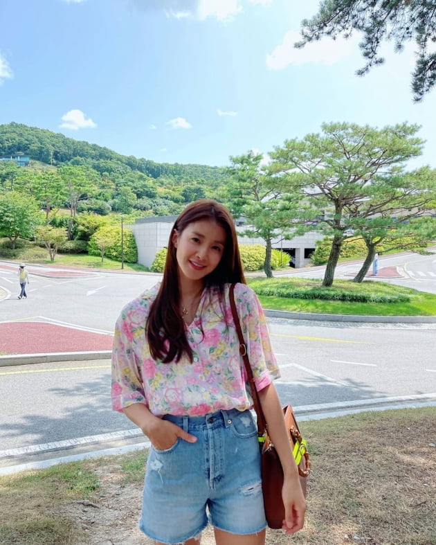 '연매출 25억 사업가♥' 이시영, 540만원 G사 명품백 붙잡고 흙길 활보 [TEN★]
