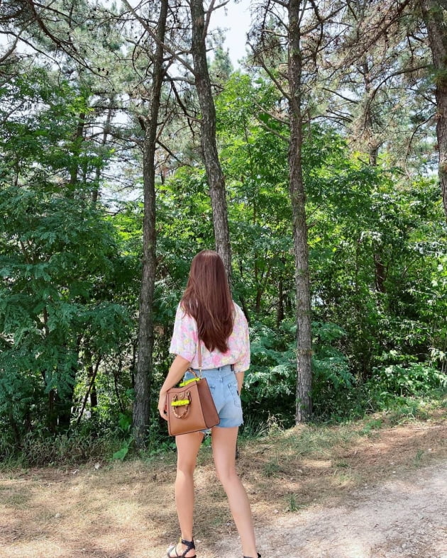 '연매출 25억 사업가♥' 이시영, 540만원 G사 명품백 붙잡고 흙길 활보 [TEN★]