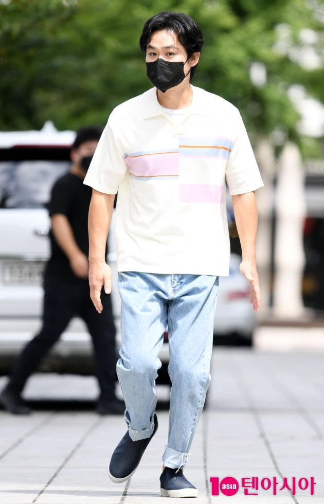 [TEN 포토] 김성균 '편안한 출근길 패션'