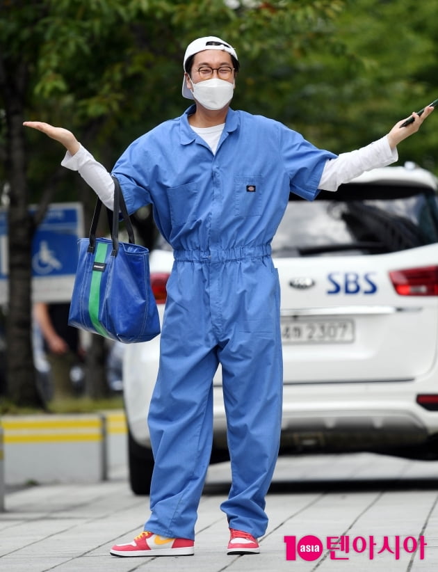 [TEN 포토] 김영철 '방역복? 입고 멋진포즈'