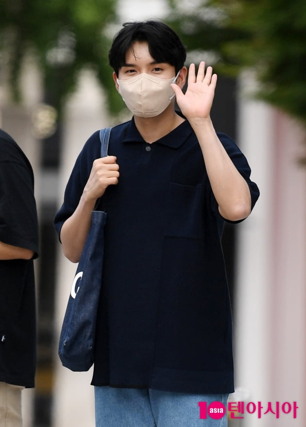 [TEN 포토] 슈퍼주니어 려욱 '멋진 손인사'