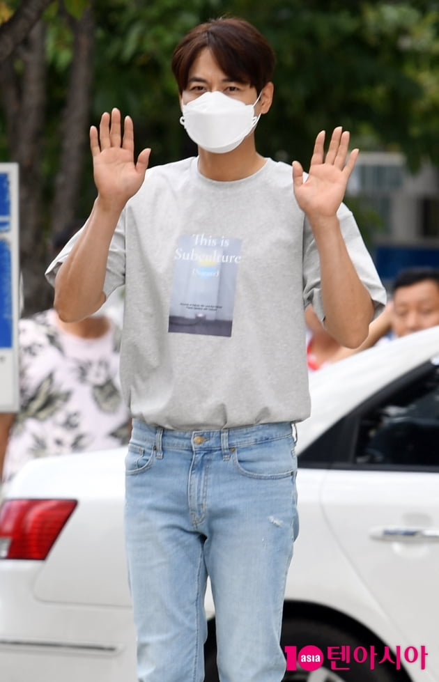 [TEN 포토] 이지훈 '퇴근인사도 스윗하게'