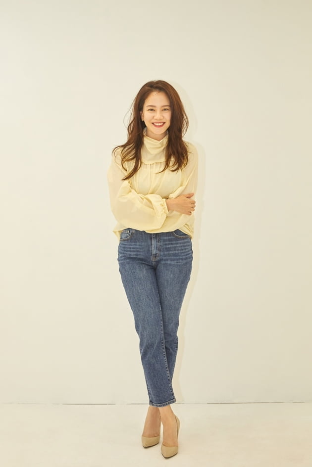 티빙 오리지널 '마녀식당으로 오세요'에서 마녀식당의 사장이자 신비로운 매력을 지닌 시크한 마녀 조희라 역으로 열연한 배우 송지효. /사진제공=크리에이티브그룹아이엔지