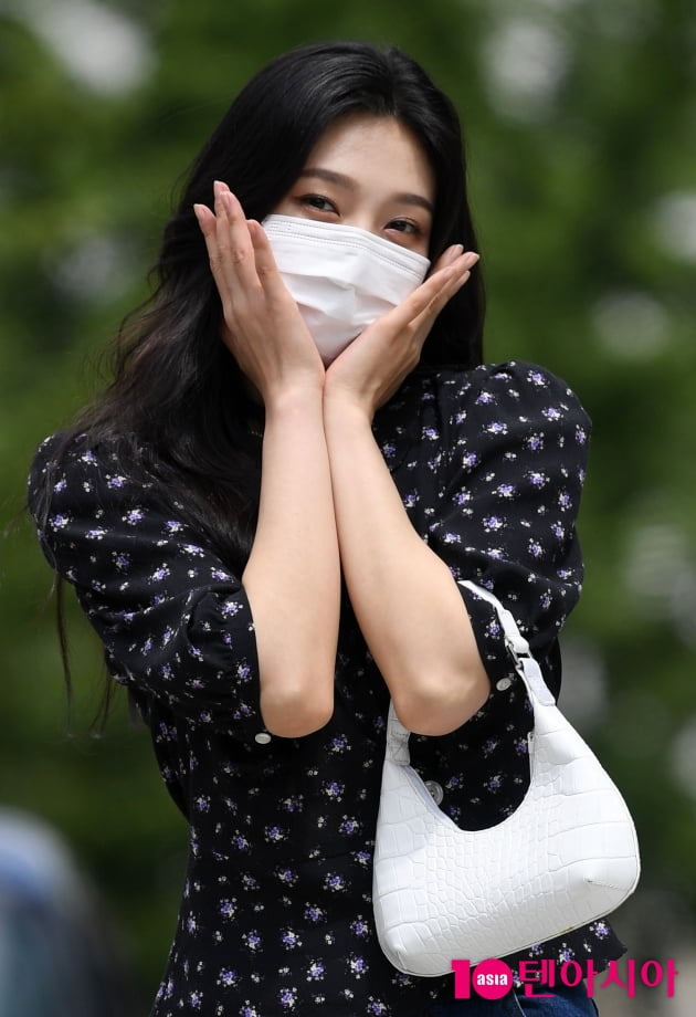 [TEN 포토] 레드벨벳 조이 '얼굴보다 작은 핸드백'