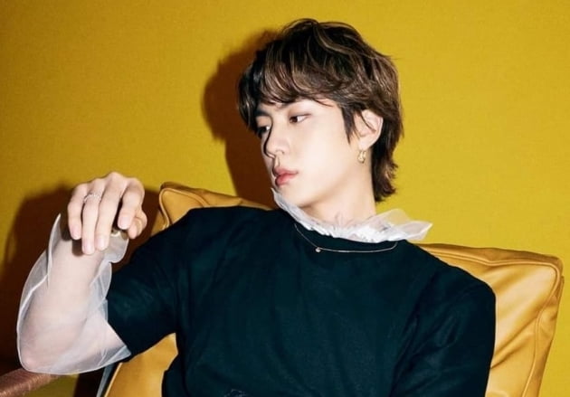 방탄소년단 진, 전세계를 빨아들인 '하트 입술 홀릭'