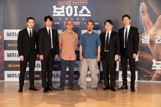 배우 변요한(왼쪽부터), 김희원, 김선 감독, 김곡 감독, 배우 박명훈, 김무열이 19일 열린 영화 '보이스' 온라인 제작보고회에 참석했다. / 사진제공=CJ ENM