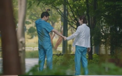 '슬의생2' 조정석♥전미도, 빗속 스킨십…정경호, ♥곽선영 병 알았다 [종합]