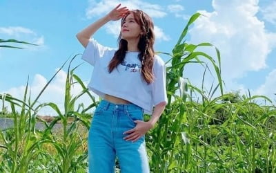 '백도빈♥' 정시아, 풀밭 앞에서 드러낸 허리…풀만 먹었을 것 같은 라인 [TEN★]