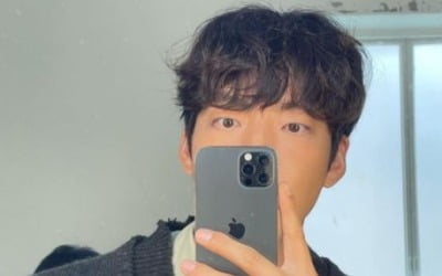 김우빈, '신민아♥'가 두 번 반할 거울 셀카…훈내 진동하는 비주얼 [TEN★]
