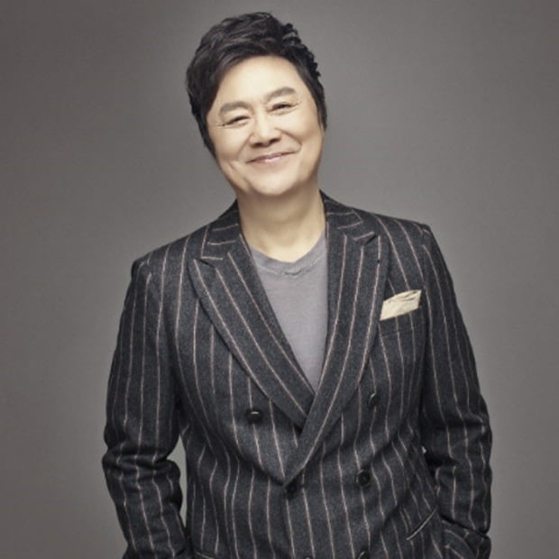 '가왕' 남진, 고가의 명품 무대의상 베리스토어에 기부