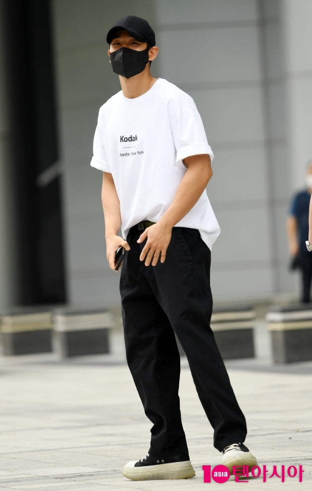 [TEN 포토] 정해인 '뒤돌아 보면 심쿵!'