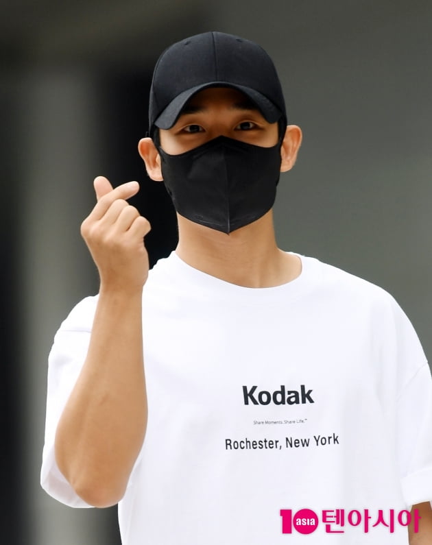 [TEN 포토] 정해인 '하트 하나에도 팬들 심쿵'