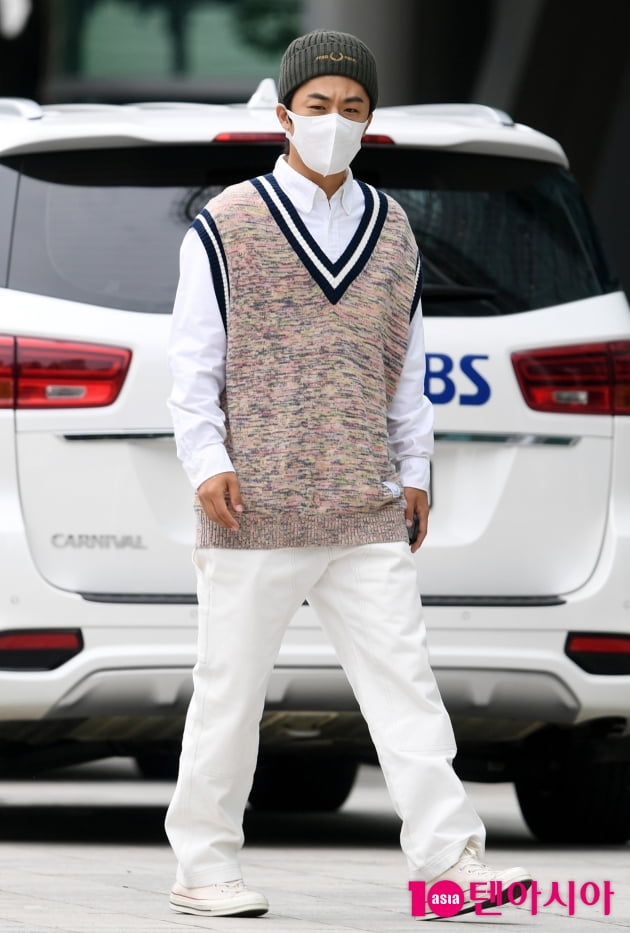 [TEN 포토] 구교환 '비니로 멋부린 출근길'