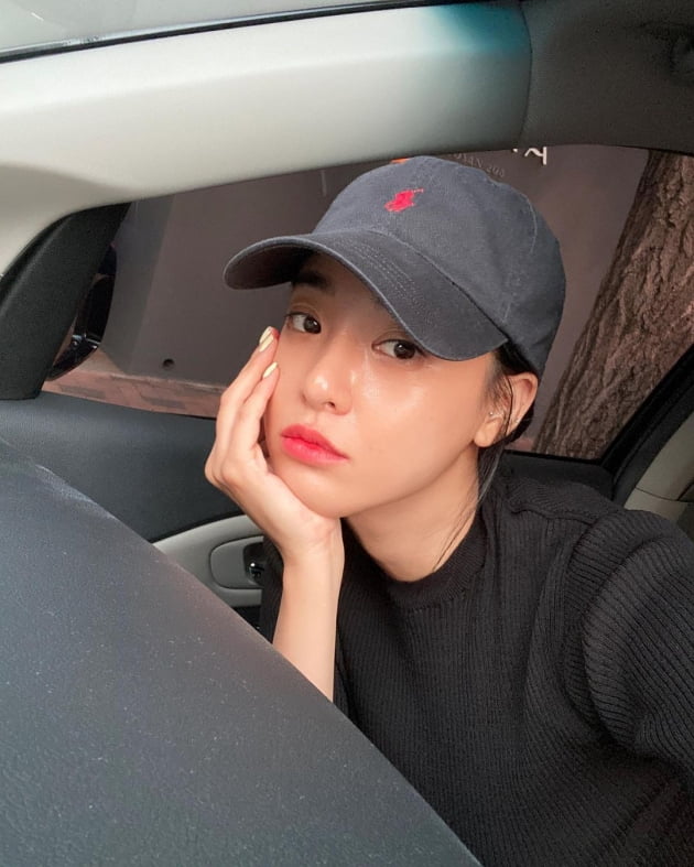 이주연, 클래식 명품C사 샌들+트렌디 명품C사 미니백에 도도함으로 데일리룩 완성 [TEN★]