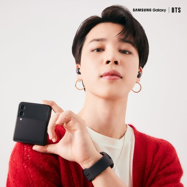 방탄소년단 지민, 고혹적 눈빛 하나로 특별해진 감성 화보...광고를 넘어선 무언가