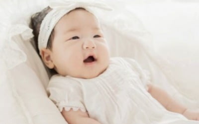 '검사♥' 한지혜 붕어빵 딸, 생후 50일 만에 완성형 이목구비 [TEN★]