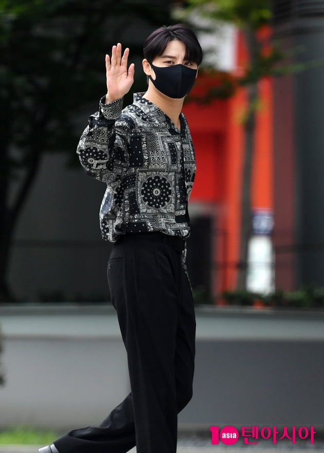 [TEN 포토] 김준수 '여심 사로잡는 인사'