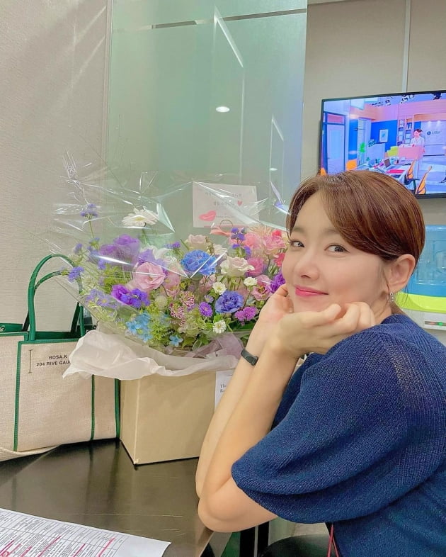 '인교진♥' 소이현, 꽃바구니는 시어머니의 "선물"…사랑받는 며느리 '인증샷' [TEN★]