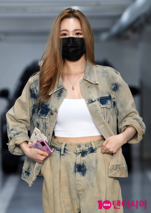 [TEN 포토] 선미 '주차장에서 화보 촬영중'