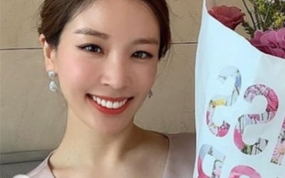 '오뚜기3세' 함연지, 명품 D사에게 받은 화려한 꽃다발 인증 "미스 디올인 척" [TEN★]