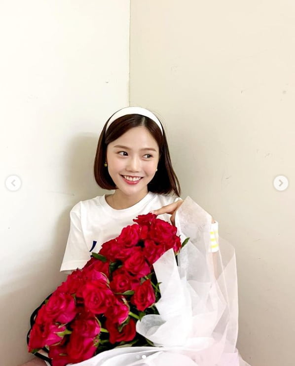 오마이걸 효정, 꽃다발 기죽이는 요정미소...누가 준 장미일까?[TEN★]