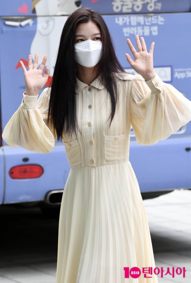 [TEN 포토] 김유정 '양손 흔드는 인형'