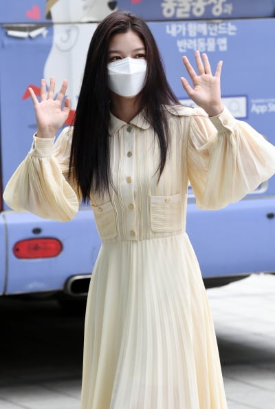 [TEN 포토] 김유정 '양손 흔드는 인형'