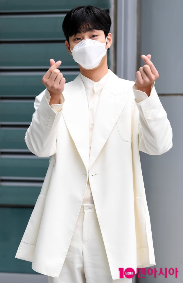 [TEN 포토] 안효섭 '화사한 하트~'