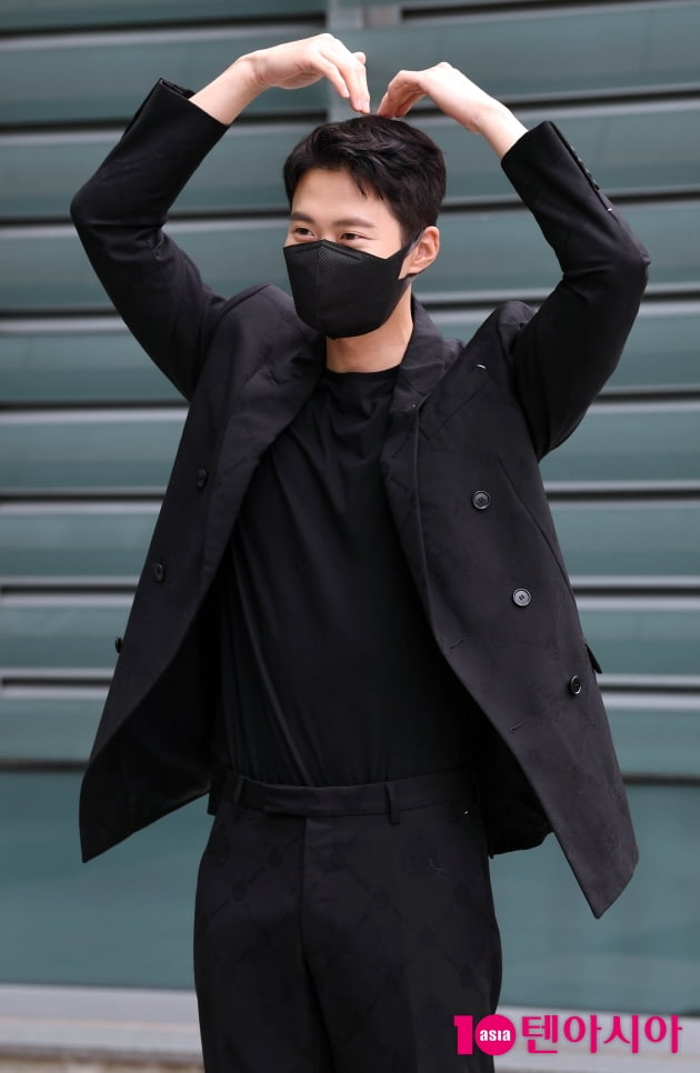 [TEN 포토] 공명 '사랑스러운 만찢남의 큰하트'