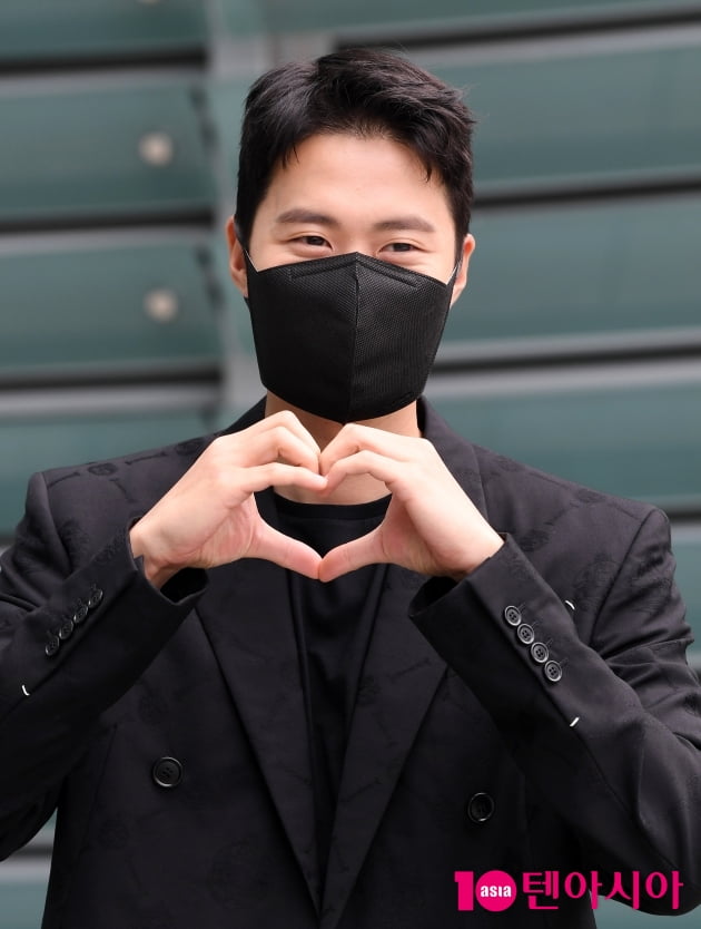 [TEN 포토] 공명 '달콤한 눈빛에 하트는 덤'