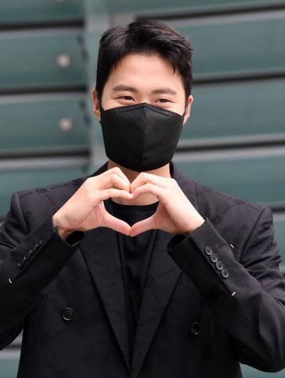 [TEN 포토] 공명 '달콤한 눈빛에 하트는 덤'