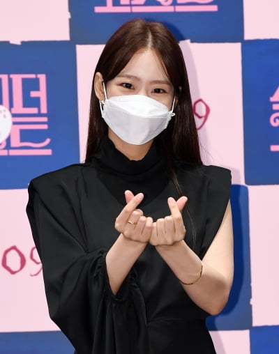 [TEN 포토] 한승연 '블랙여신 쌍하트'