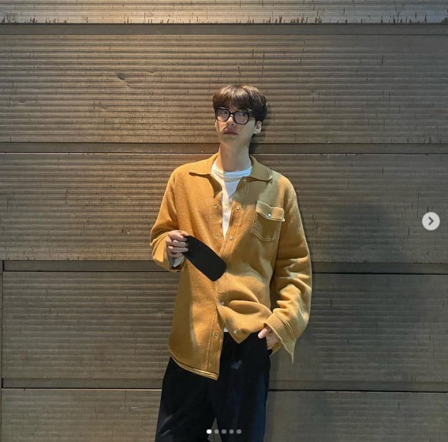안재현, 뿔테로 마성의 분위기남..."어쩜 더 잘생겨지네" [TEN★]