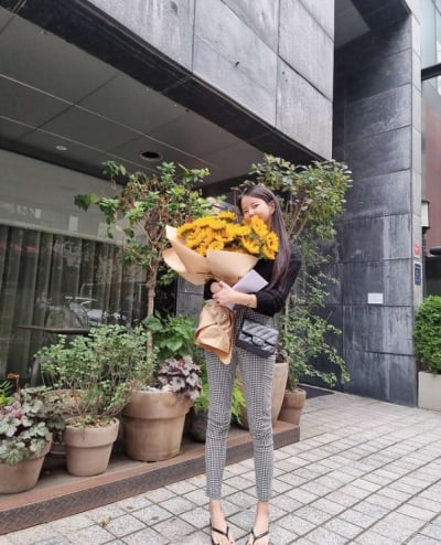 '이수근♥'박지연, 해바라기 꽃다발 들고 행복한 꽃미소[TEN★]