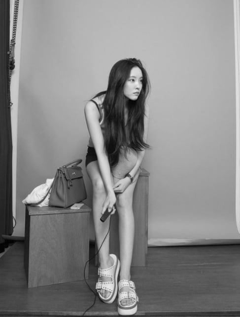 티아라 효민, 명품 핸드백 옆 더 명품 같은 비주얼 [TEN★]