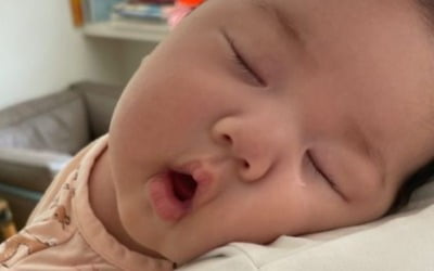 한지혜, ♥검사 남편 가정적이라 좋겠어…딸 안고 재우는 자세도 완벽 [TEN★]