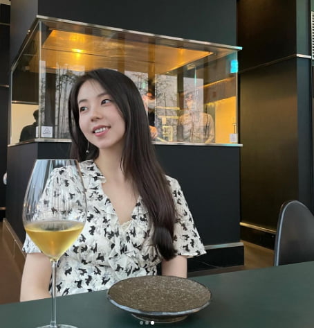 '서른' 안소희, 샴페인 잔보다 작은 작은 얼굴 그리고 '즐거운 저녁'[TEN★]  