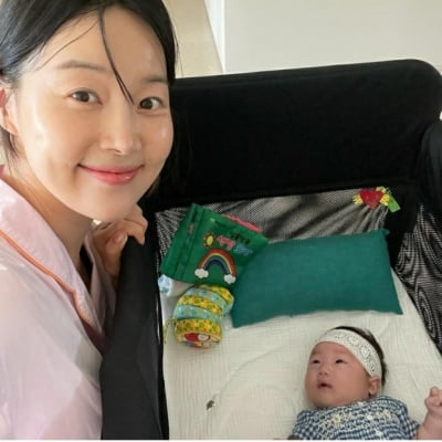 '6살 연상 검사♥' 한지혜, 100일도 안된 딸 "말 많고 흥 많아" [TEN★]