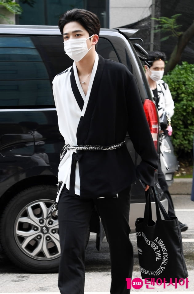[TEN 포토] 위아이 김요한 '에코백을 사랑하는 남자'