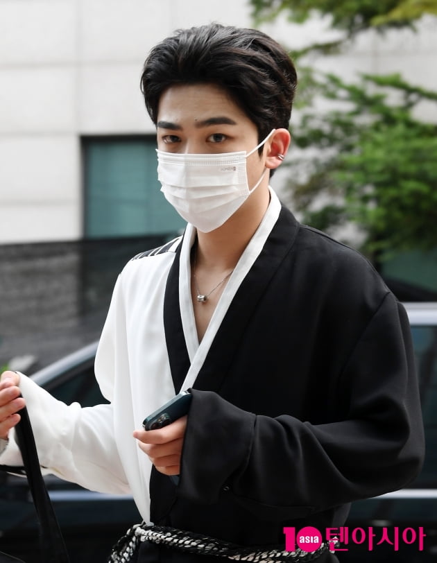 [TEN 포토] 위아이 김요한 '빠져드는 이목구비'