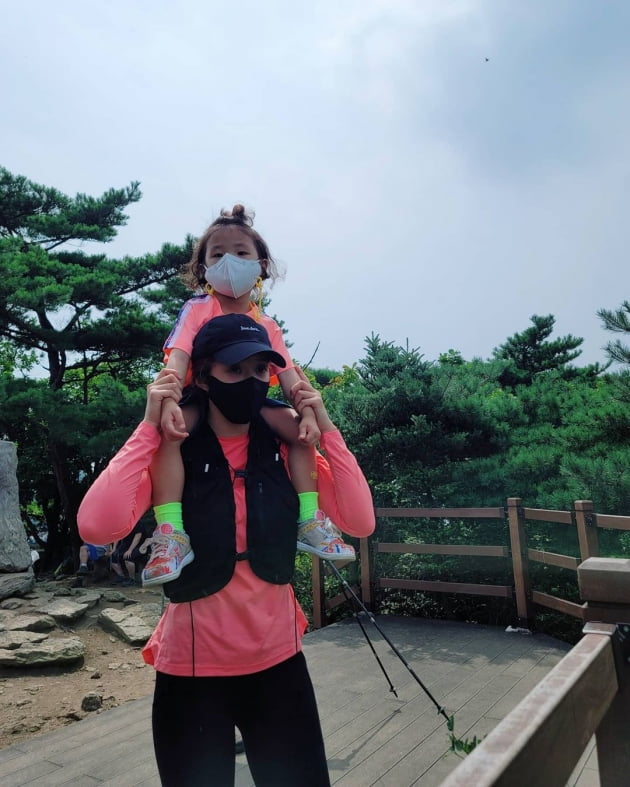 이시영, 아들+가방 18kg 메고 528m 청계산 매봉 등반…다음은 "북한산" [TEN★]