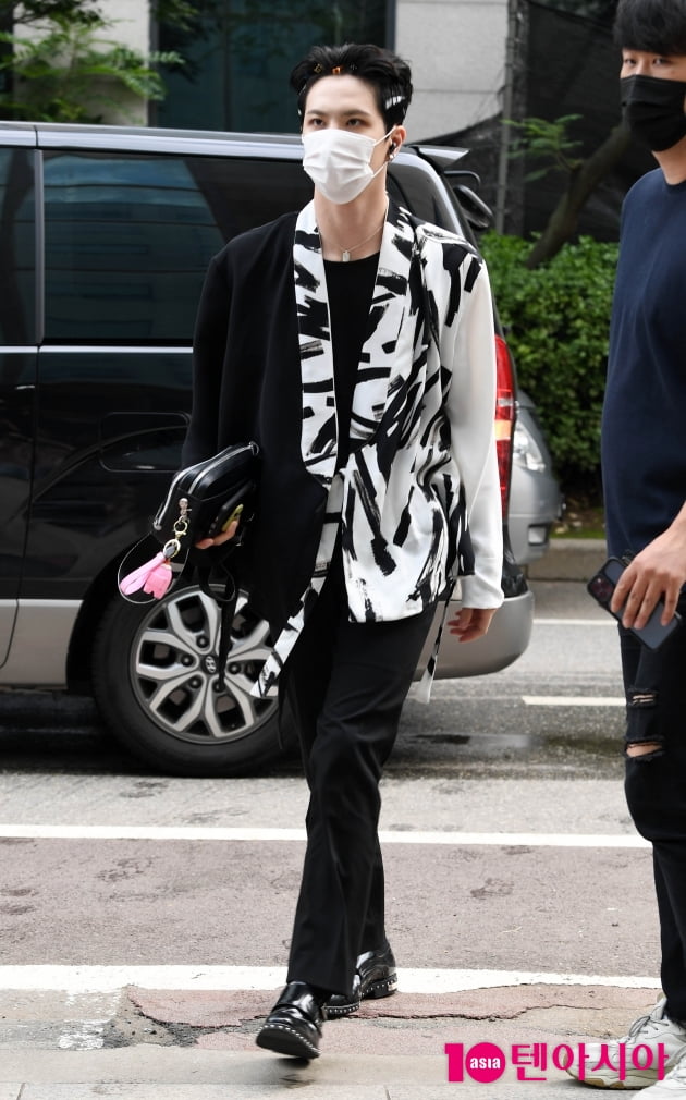 [TEN 포토] 위아이 김동한 '샤프한 발걸음'