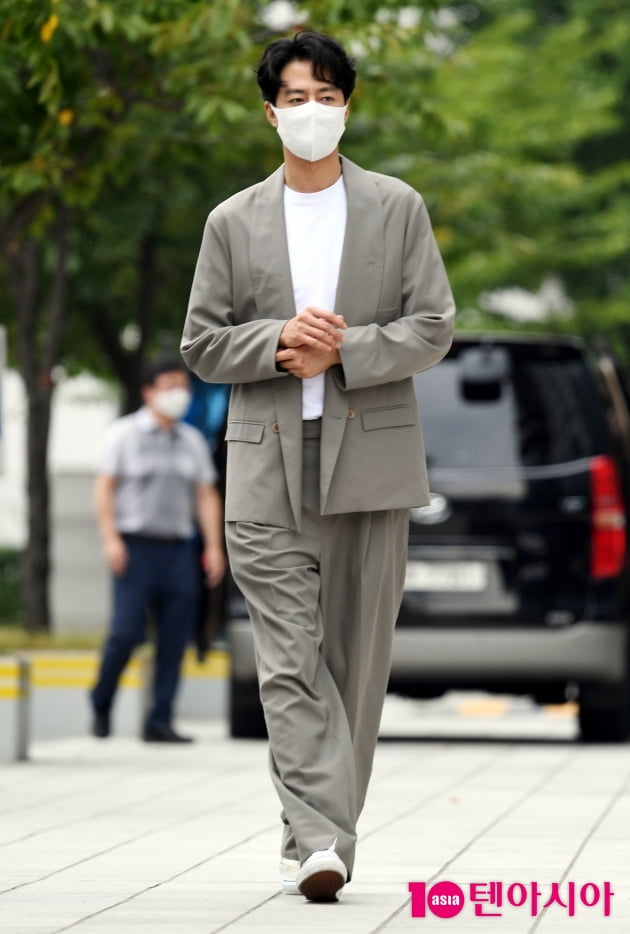 [TEN 포토] 조인성 '걸어다니는 조각상'