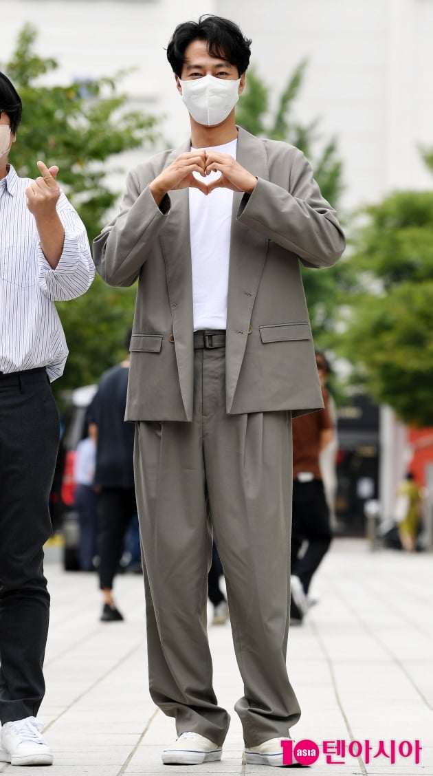 [TEN 포토] 조인성 '등신대 갖고 싶으게 만드는 외모'