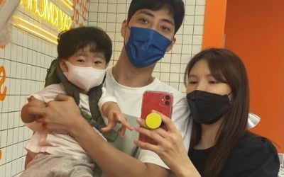 '연하 농구선수♥' 애프터스쿨 정아, 사진엔 3명·실제론 4명 "가족사진" 단란  [TEN★]