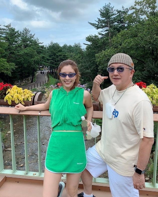 오뚜기3세 함연지X오뚜기 회장 함영준, '명품M사+골무모자' 범상치 않은 '힙한 부녀' [TEN★]