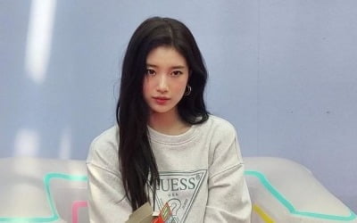 수지, 매일이 레전드…소멸 직전의 작은 얼굴 [TEN★]