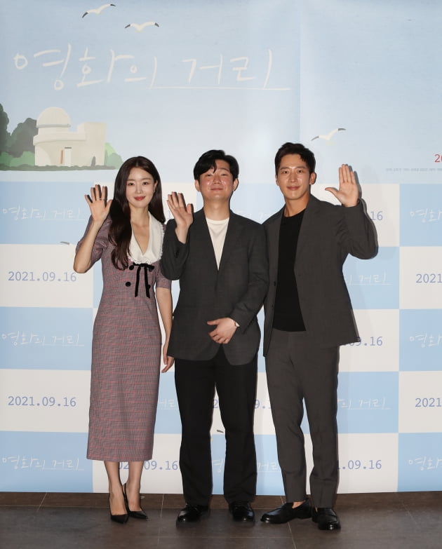 배우 한선화(왼쪽부터), 김민근 감독, 이완이 31일 열린 영화 '영화의 거리' 언론시사회에 참석했다. / 사진제공=씨네소파